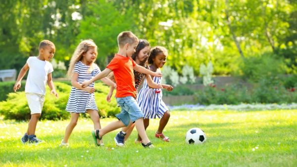 Dia das crianças: exercícios e boa alimentação são indispensáveis na infância