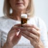 EUA aprova nova droga para Alzheimer, mas há riscos; entenda