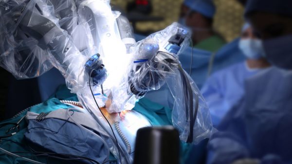 Cirurgias feitas por robôs? Entenda o uso da inteligência artificial na medicina