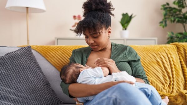 Agosto Dourado: benefícios da amamentação para a mãe e o bebê