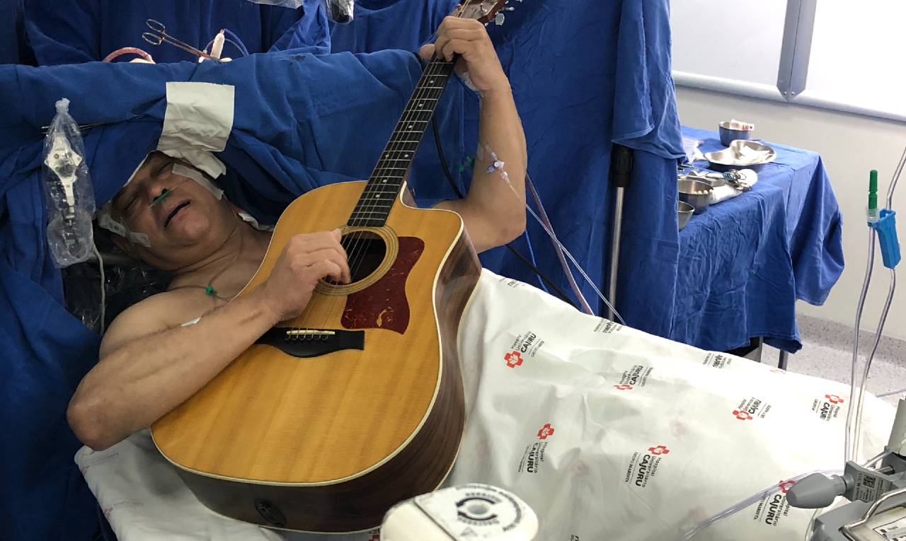 Paciente toca violão durante cirurgia no cérebro: entenda como é possível
