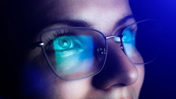Estudo mostrou que óculos com filtro azul não protege a visão; entenda