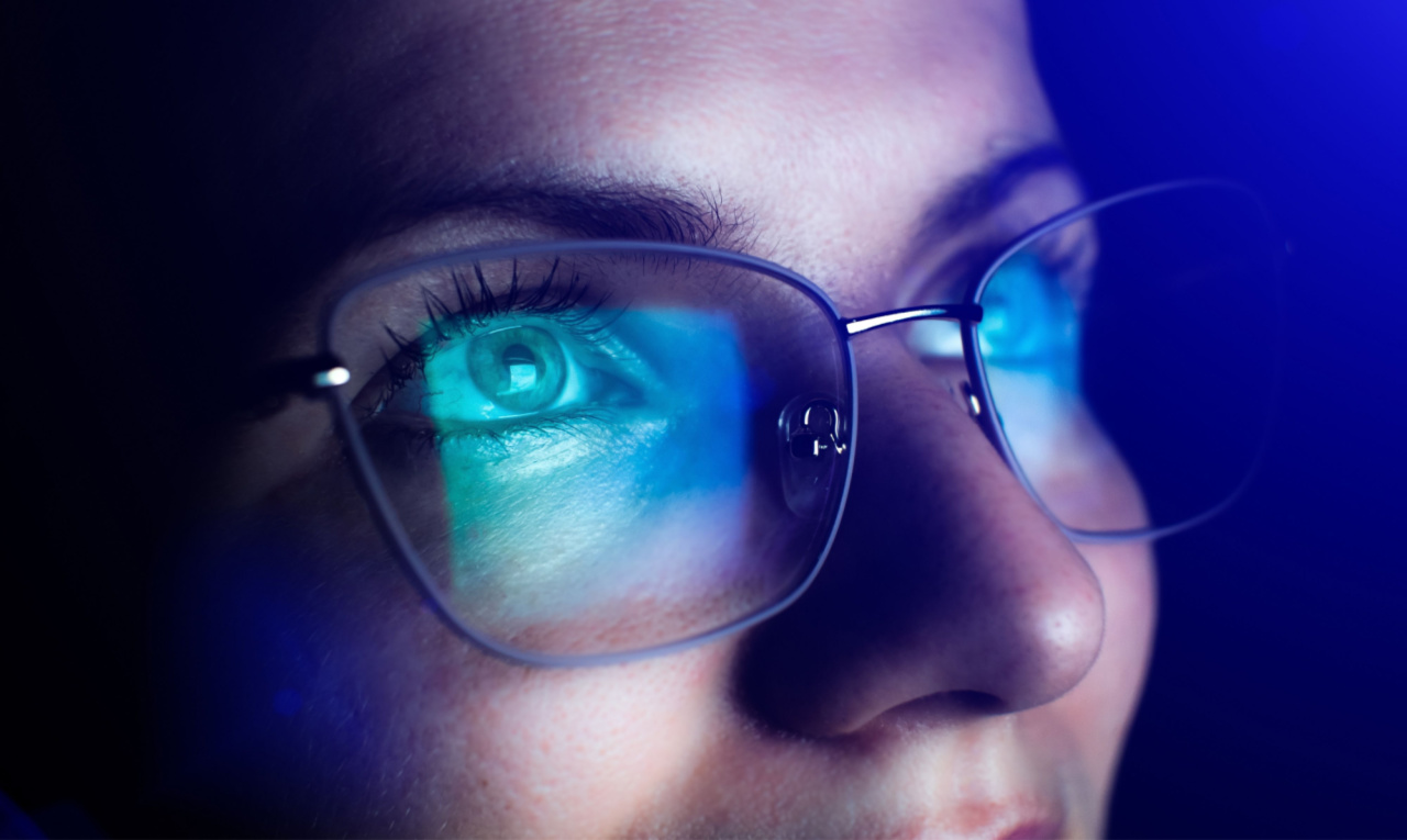 Estudo mostrou que óculos com filtro azul não protege a visão; entenda