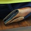 Síndrome da carteira: entenda o risco de sentar com o objeto no bolso