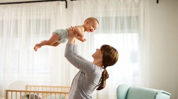 Síndrome do Bebê Sacudido: entenda o risco de “lançar” o bebê para o alto