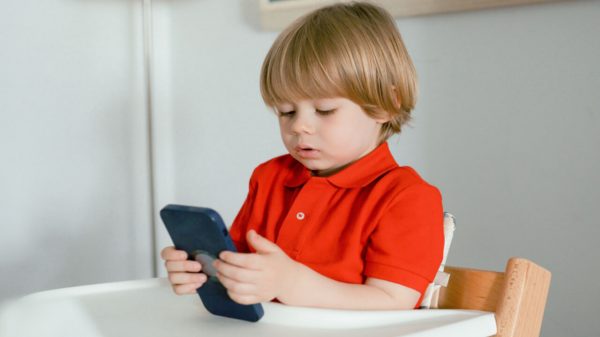 Abuso de telas: veja técnicas para limitar o uso de eletrônicos por crianças